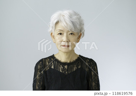 グレーヘアのシニア女性 118619576