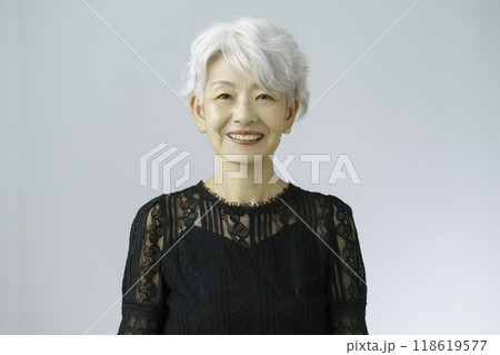 グレーヘアのシニア女性のポートレート グレーヘアのシニア女性のポートレート 118619577