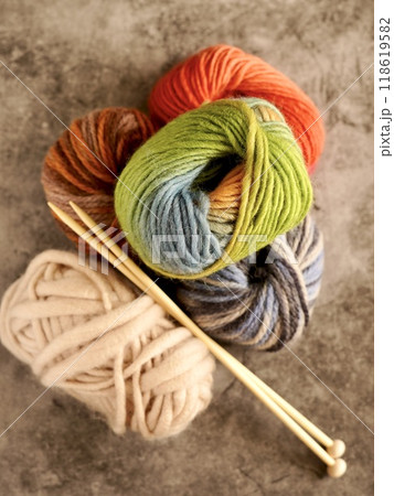 カラフルな毛糸と編み棒 カラフルな毛糸と編み棒 118619582