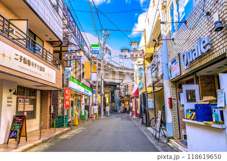 日本の川崎都市景観 9月。二子新地駅東口の商店街・駅前通り松栄会などを望む 日本の川崎都市景観 9月。二子新地駅東口の商店街・駅前通り松栄会などを望む 118619650