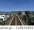 青空の下、特急列車が走り抜ける駅 118620893