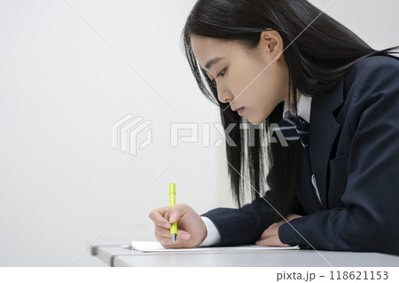 勉強する女子高校生の横顔　撮影協力：有明教育芸術短期大学 118621153