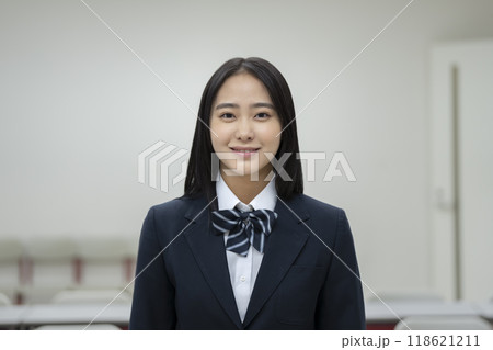 カメラ目線で笑顔の女子高校生　　撮影協力：有明教育芸術短期大学 118621211