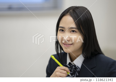 笑顔の女子高校生 撮影協力:有明教育芸術短期大学 笑顔の女子高校生 撮影協力:有明教育芸術短期大学 118621341