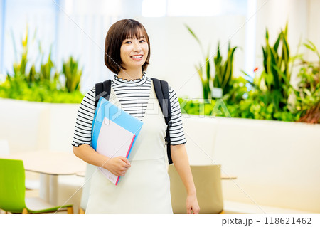 ファイルを持つ女子大学生　撮影協力：学校法人電波学園　東京電子専門学校 118621462