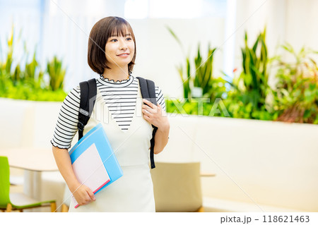 ファイルを持つ女子大学生　撮影協力：学校法人電波学園　東京電子専門学校 118621463