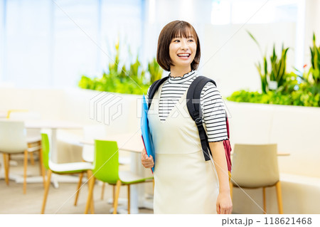 ファイルを持つ女子大学生 撮影協力:学校法人電波学園 東京電子専門学校 ファイルを持つ女子大学生 撮影協力:学校法人電波学園 東京電子専門学校 118621468