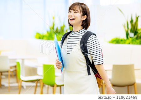 ファイルを持つ女子大学生 撮影協力:学校法人電波学園 東京電子専門学校 ファイルを持つ女子大学生 撮影協力:学校法人電波学園 東京電子専門学校 118621469