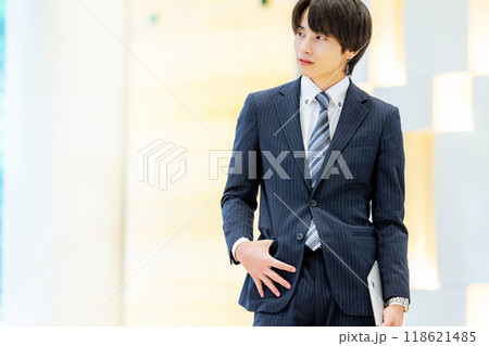 ノートパソコンを持ったビジネスマン 撮影協力:学校法人電波学園 東京電子専門学校 ノートパソコンを持ったビジネスマン 撮影協力:学校法人電波学園 東京電子専門学校 118621485