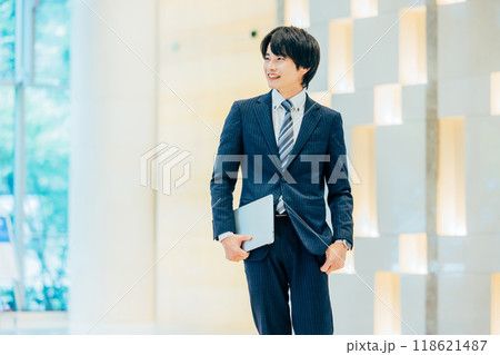 ノートパソコンを持ったビジネスマン　撮影協力：学校法人電波学園　東京電子専門学校 118621487