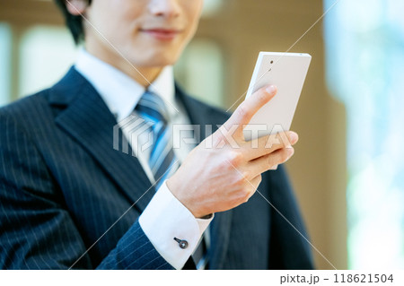 スマホを操作するビジネスマン　撮影協力：学校法人電波学園　東京電子専門学校 118621504