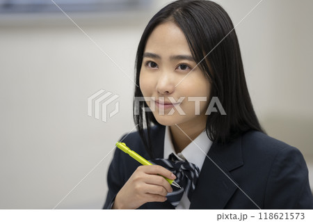 シャーペンを持った女子高校生　撮影協力：有明教育芸術短期大学 118621573