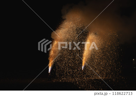 秋葉山本宮秋葉神社 奉納花火大会で闇に燃え上がる手筒花火の炎(静岡県) 秋葉山本宮秋葉神社 奉納花火大会で闇に燃え上がる手筒花火の炎(静岡県) 118622713