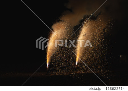 秋葉山本宮秋葉神社 奉納花火大会で闇に燃え上がる手筒花火の炎(静岡県) 秋葉山本宮秋葉神社 奉納花火大会で闇に燃え上がる手筒花火の炎(静岡県) 118622714
