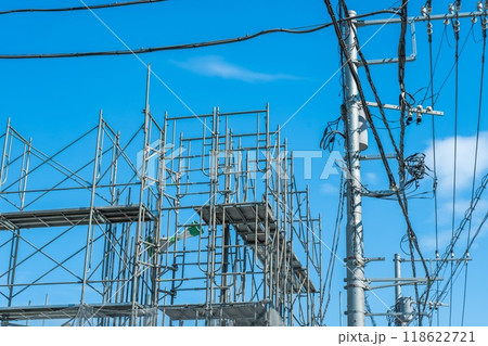 建設現場の鉄筋工事と足場の架け払い 118622721