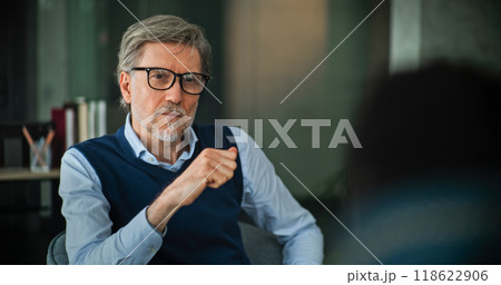 Mature psychologist analyzes problem, provides couples therapy 118622906
