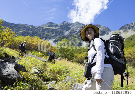 登山をする女性 118622950