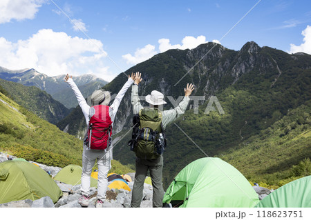 仲間と登山と楽しむ 118623751