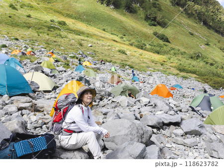 テント泊登山をする女性 118623782