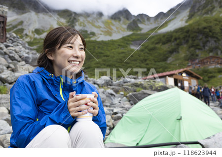 テント場で食事をする登山者 118623944