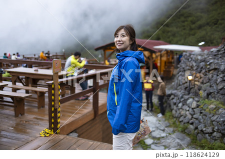 山を楽しむ登山女性 118624129