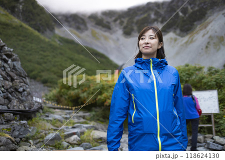 山を楽しむ登山女性 118624130