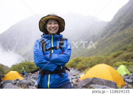 テント泊をする山ガール テント泊をする山ガール 118624135