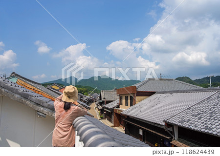旧東海道《関宿》眺関亭展望台から望む中町界隈 118624439