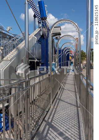 Chrome arches, repeating one after another. 118625145