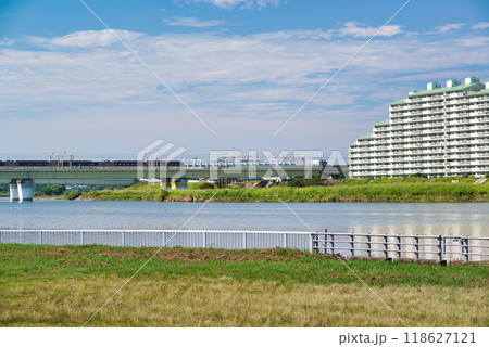 登戸 小田急線ロマンスカー30000形EXEと多摩川橋梁の風景 118627121