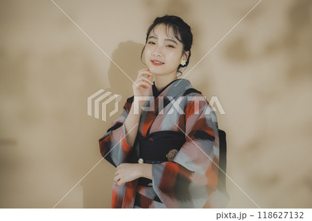着物の女性　幾何学柄の明仙 118627132