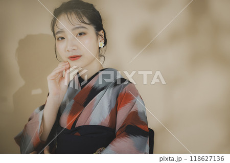 着物の女性　幾何学柄の明仙 118627136