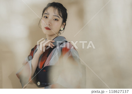 着物の女性　幾何学柄の明仙 118627137