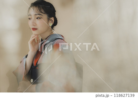 着物の女性　幾何学柄の明仙 118627139