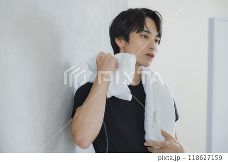 スポーツウェアを着た男性 118627159