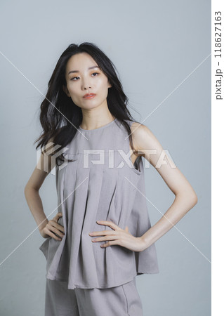 茶色のブラウスの女性 茶色のブラウスの女性 118627163
