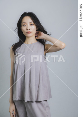 茶色のブラウスの女性　 118627165