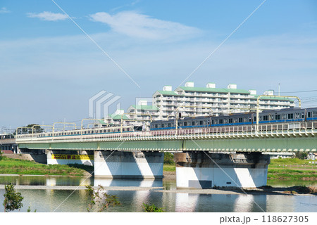 登戸　多摩川土手から見た小田急線の風景 118627305