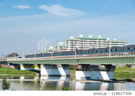 登戸　多摩川土手から見た小田急線の風景 118627306