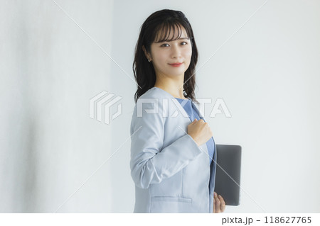 ノートパソコンを持つ女性  ノートパソコンを持つ女性  118627765