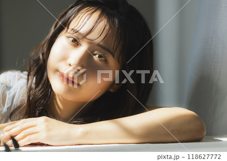 西陽の窓辺の女性 西陽の窓辺の女性 118627772