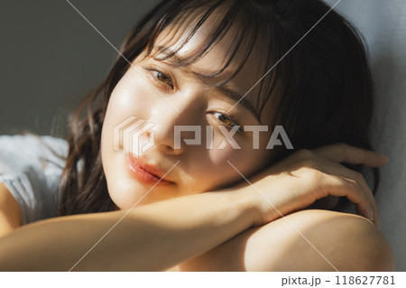 西陽の窓辺の女性 西陽の窓辺の女性 118627781