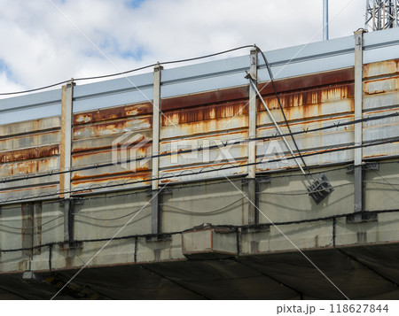 錆びて劣化した高速道路の外壁 118627844