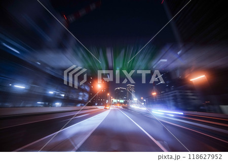 走行する車から撮影したダイナミックな夜の首都高 118627952