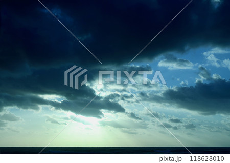 朝日の陽射しが雲の隙間から射す 118628010