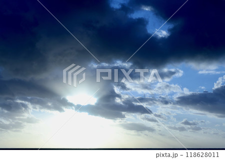 朝日の陽射しが雲の隙間から射す 朝日の陽射しが雲の隙間から射す 118628011