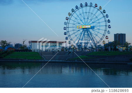 あらかわ遊園の観覧車と水面に映える景観　夕景　夜景　ライトアップ 118628693
