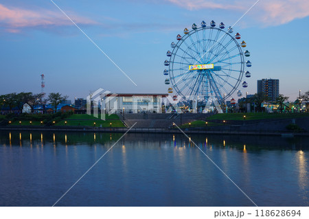あらかわ遊園の観覧車と水面に映える景観　夕景　夜景　ライトアップ 118628694