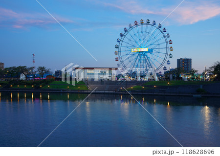 あらかわ遊園の観覧車と水面に映える景観 夕景 夜景 ライトアップ あらかわ遊園の観覧車と水面に映える景観 夕景 夜景 ライトアップ 118628696