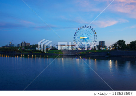 あらかわ遊園の観覧車と水面に映える景観　夕景　夜景　ライトアップ 118628697